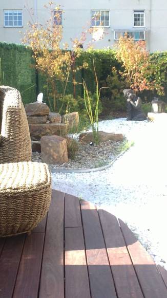 Jardín japonés de 65m2 con terraza de madera - Trabajos de Agua y